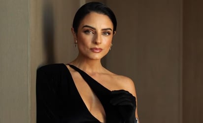 Aislinn Derbez regresa la tendencia de llevar el blazer sin blusa