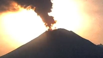 Impresionante postal de actividad del Popocatépetl y de fondo la intensa luz de la luna llena