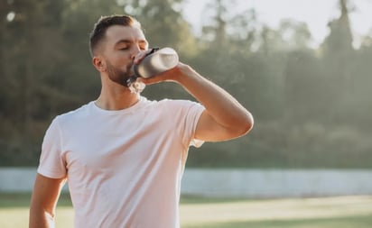 Cuántos vasos de agua debemos tomar al día