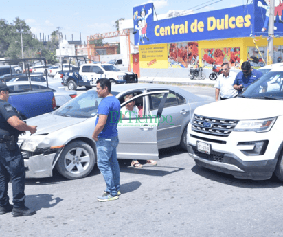 Mujer provoca choque en la colonia Guadalupe 