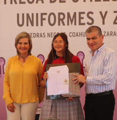 MARS entrega útiles y uniformes a niños de comunidades rurales