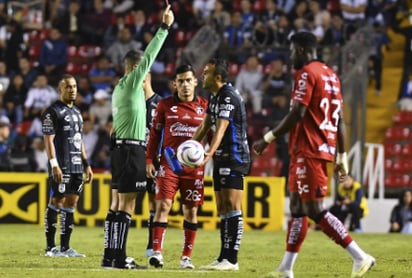 Omar Mendoza fue expulsado por tocar indebidamente a Juan Zapata en el partido Querétaro vs Atlas