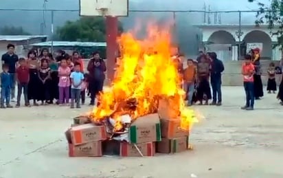 Queman libros de la SEP, ahora en Zinacantán, Chiapas 