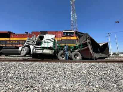 Tráiler fue embestido por tren en Ramos Arizpe