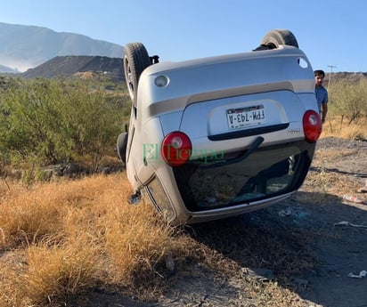 Auto vuelca sobre la avenida Puerta 4 de Monclova