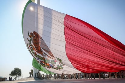 Con ceremonia cívica e izado de bandera inicia el mes patrio 