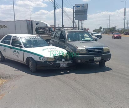 Taxista choca contra camioneta en la Montessori