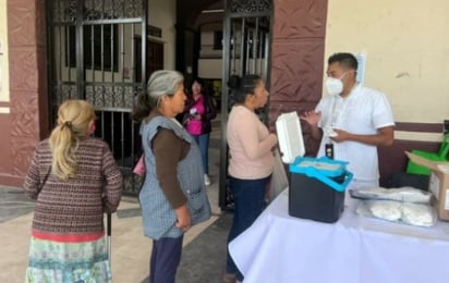 Tras caída de ceniza del Popo en Edomex, brigadas reparten cubrebocas