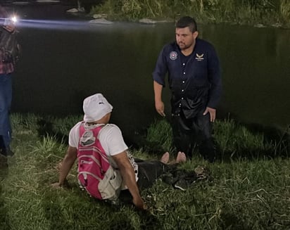 Bomberos salvan a migrante de morir ahogado en el RB 