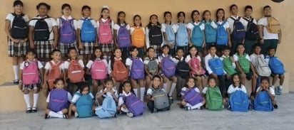 Alumnos de primaria Club de Leones de Cuatro Ciénegas reciben mochilas y útiles