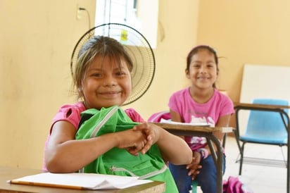 Niños de la Club de Leones en 4 Ciénegas reciben mochilas y útiles