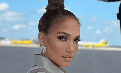 JLo enciende las redes sociales en lencería con bordado de flores