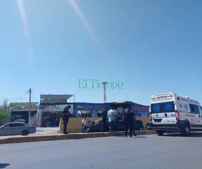 Dama vuelca en la colonia Pemex de Frontera