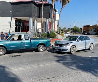 Mujer provoca carambola en la colonia Santa Mónica