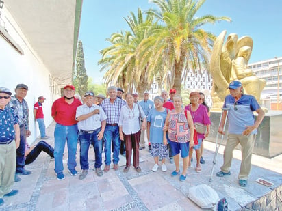 Jubilados se manifiestan  y solicitan una tarifa más alta de pensiones  en el Seguro Social 