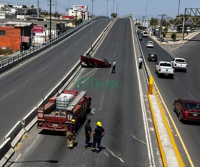 Conductora vuelca sobre puente de la Zaragoza en Monclova