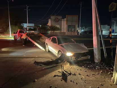 Joven choca contra poste y deja sin luz a 4 colonias