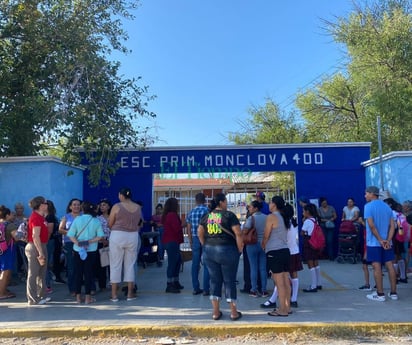 Padres de familia cierran escuela Monclova 400 por falta de luz