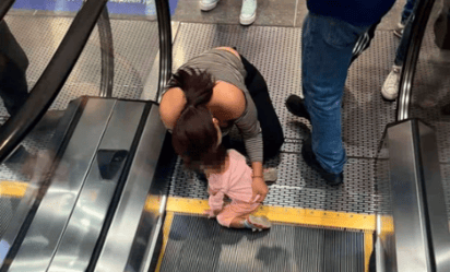 VIDEO: ¡Angustia! Niña de 2 años queda atorada en escalera eléctrica en El Salvador