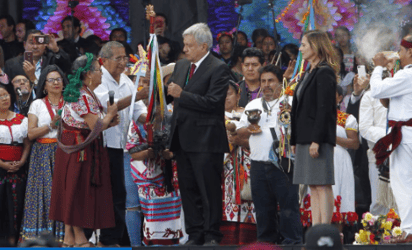 Bastón de mando es un símbolo de la lucha por los más pobres: AMLO