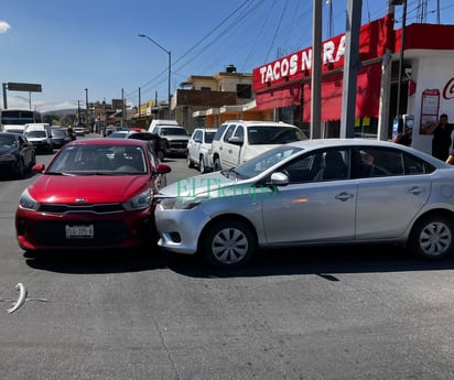 Dama se pasa luz roja de semáforo y provoca choque en la Zona Centro