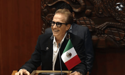 Homenajean al cantante Emmanuel en el Senado y hace uso de la tribuna, ¿le es permitido?