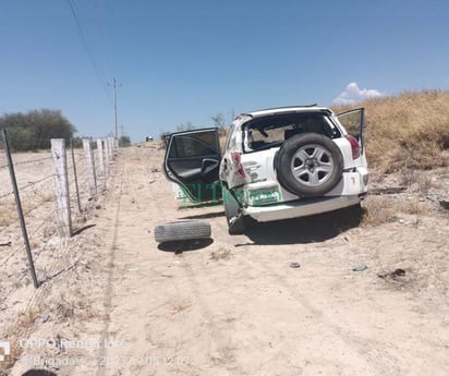 Mujer sufre volcadura en la carretera Monclova-Monterrey