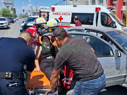 Madre e hija resultaron lesionadas en fuerte choque