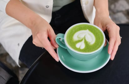 Aquí tienes siete razones para cambiar tu café diario por matcha: ¿Ya conoces los pros de tomar matcha? Dale una oportunidad a este té y tu piel te lo agradecerá