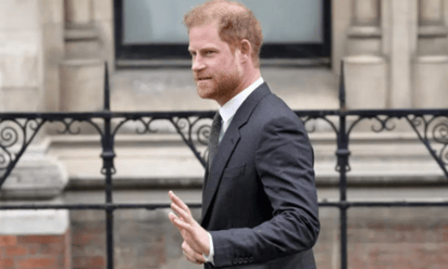 Príncipe Harry visita la capilla en Windsor donde está enterrada su abuela Isabel II