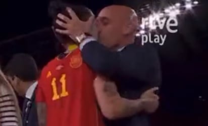 Luis Rubiales es acusado por agresión sexual y coacciones por la Fiscalía Española tras beso a Jenni Hermoso