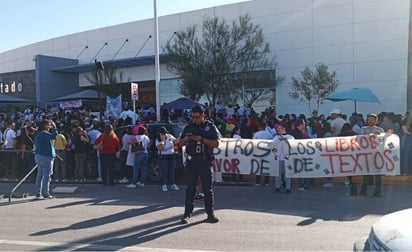 Maestros marchan para que les entreguen los nuevos libros de texto gratuitos en Chihuahua