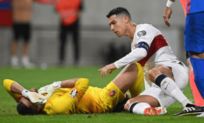 VIDEO: Cristiano Ronaldo le 'receta' una patada en la cara al portero rival