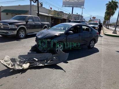 Conductor ignora luz roja de semáforo y provoca fuerte choque