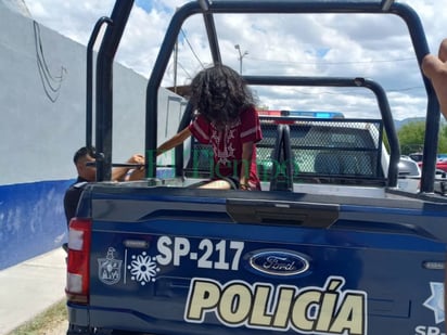 Mujer drogada toreaba autos en la avenida Sidermex