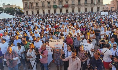 Organizaciones civiles se manifiestan en contra de los nuevos libros de texto de la SEP en Chihuahua