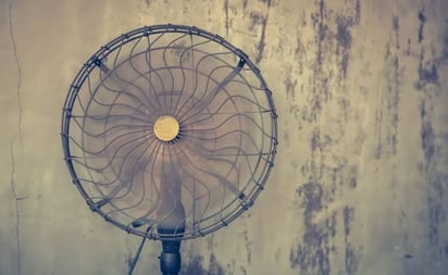 Por qué no es buena idea usar un ventilador en la noche para dormir