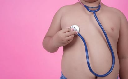 Niños que consumen altas cantidades de alimentos procesados suelen tener obesidad en la edad adulta