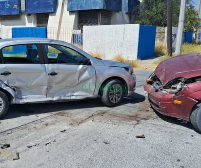 Dama manda a dos al hospital tras un choque