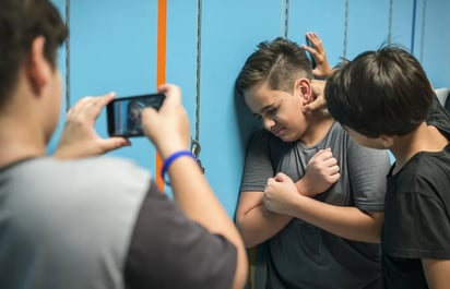 ¿Cómo reconozco si mi hijo es agresor o víctima de bullying?