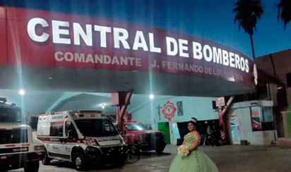 Quinceañera se toma fotos en estación de bomberos para honrar la memoria de su padre