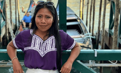 Yalitza Aparicio sorprende en minifalda tableada y bomber jacket