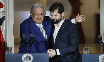 AMLO firma Compromiso de Santiago para cuidar y defender la democracia