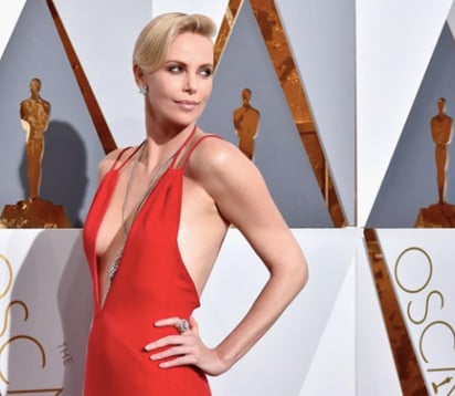 La historia de Charlize Theron es un ejemplo de cómo la suerte puede sorprendernos en los lugares menos esperados.: A pesar de ser ahora una de las grandes estrellas de Hollywood, su inicio en la industria del cine fue un tanto inusual