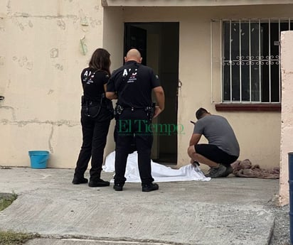 Localizan a hombre muerto frente a su vivienda