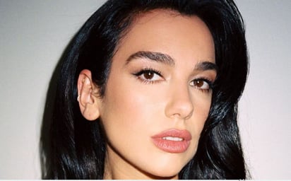 Dua Lipa pone de moda nuevamente los portaligas y posa con sensual vestido de transparencias