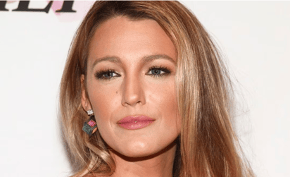 Blake Lively derrocha sensualidad con entallado jumpsuit dorado