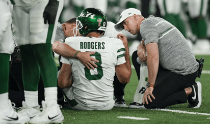 Aaron Rodgers y otros casos de jugadores que se lesionaron con sus nuevos equipos