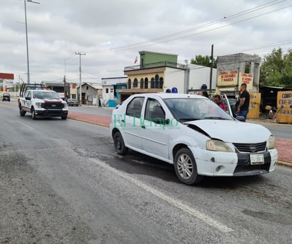 Dama se queda sin frenos y estrella su auto contra otro