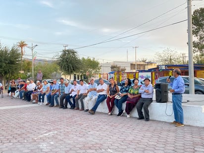 Maestros y padres de dialogan sobre libros de texto de la Federación